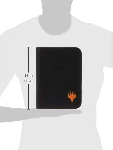 トレーディングカードバインダー Mythic ion 4-Pocket Zippered PRO-Binder Ultra Pro 高耐久合皮素材長期保存対応酸非含有 非PVC採用ジッパー式カード収納160枚ブラックカラー プレインズウォカーロゴ刺繍特別デザイン