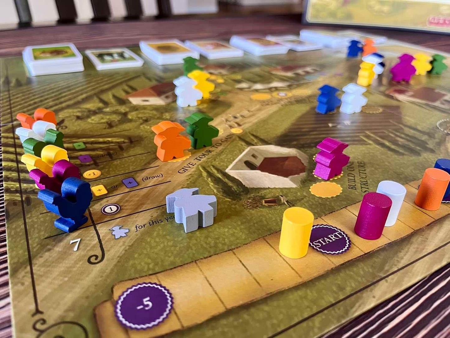 ボードゲーム Viticulture Essential Edition トスカーナの丘で紡ぐワイナリー経営 ヴィティカルチャー 美しいトスカーナの丘陵地帯 戦略的ワーカープレイスメント 労働者配置 季節変化 四季折々の農園経営 