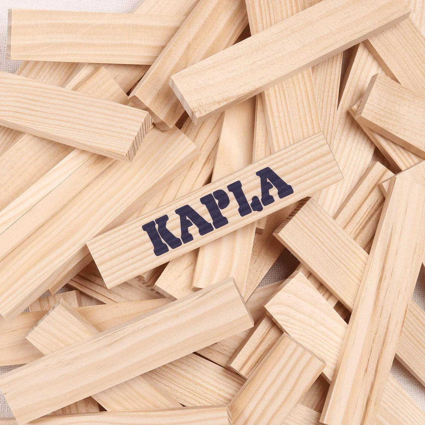 アウトレット品 木製ブロック KAPLA 200ピースセット カプラ フランス海岸松 使用 高精度加工 黄金比 1対3対15比率 安全素材 教育玩具 持続可能素材 収納ダンボール箱付き 初心者向け説明書付 ヨーロッパ製 無限創造力 家族遊び 知育玩具 積み木