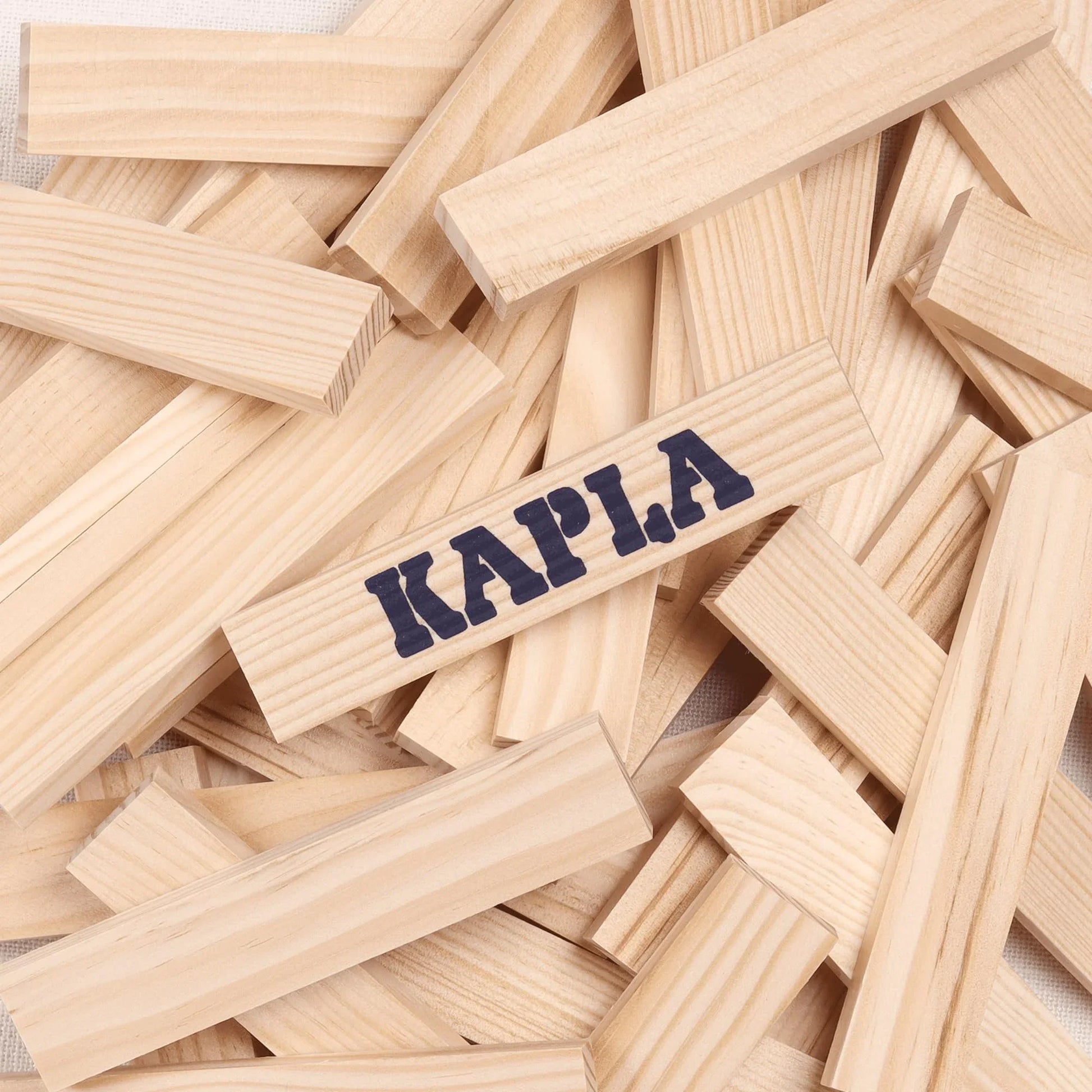 アウトレット品 木製ブロック KAPLA 200ピースセット カプラ フランス海岸松 使用 高精度加工 黄金比 1対3対15比率 安全素材 教育玩具 持続可能素材 収納ダンボール箱付き 初心者向け説明書付 ヨーロッパ製 無限創造力 家族遊び 知育玩具 積み木