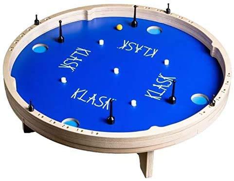 ボードゲーム KLASK 4 Player デンマーク家具職人デザイン 磁石バトル 4人同時対戦可能 ストライカー操作 簡単セットアップ 白熱アクション 戦略性抜群 家族友人集団で盛り上がる仕様 プレイ時間約10分 
