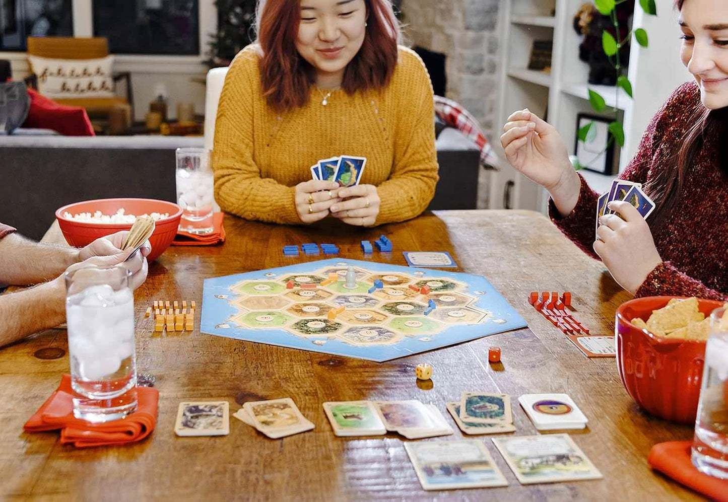 ボードゲーム CATAN基本セット CATAN 戦略性 高い 可変式 ゲームボード 六角形 地形タイル 木材 レンガ 羊毛 麦 鉱石 資源 取引 交渉 3-4人用 プレイ時間60-90分 対象年齢10歳以上 海岸フレームピース 港ピース 木製開拓地