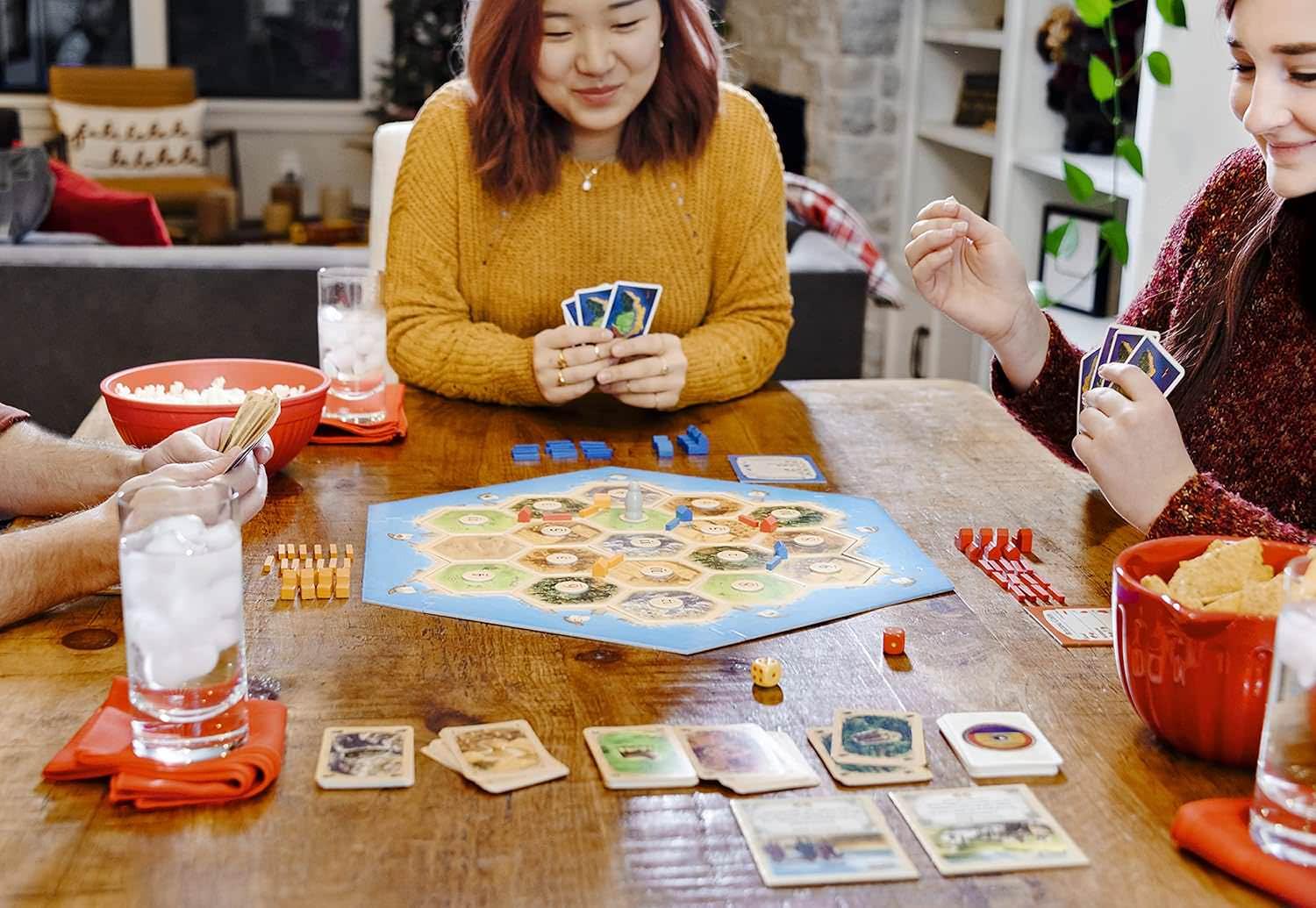 ボードゲーム CATAN基本セット CATAN 戦略性 高い 可変式 ゲームボード 六角形 地形タイル 木材 レンガ 羊毛 麦 鉱石 資源 取引 交渉 3-4人用 プレイ時間60-90分 対象年齢10歳以上 海岸フレームピース 港ピース 木製開拓地