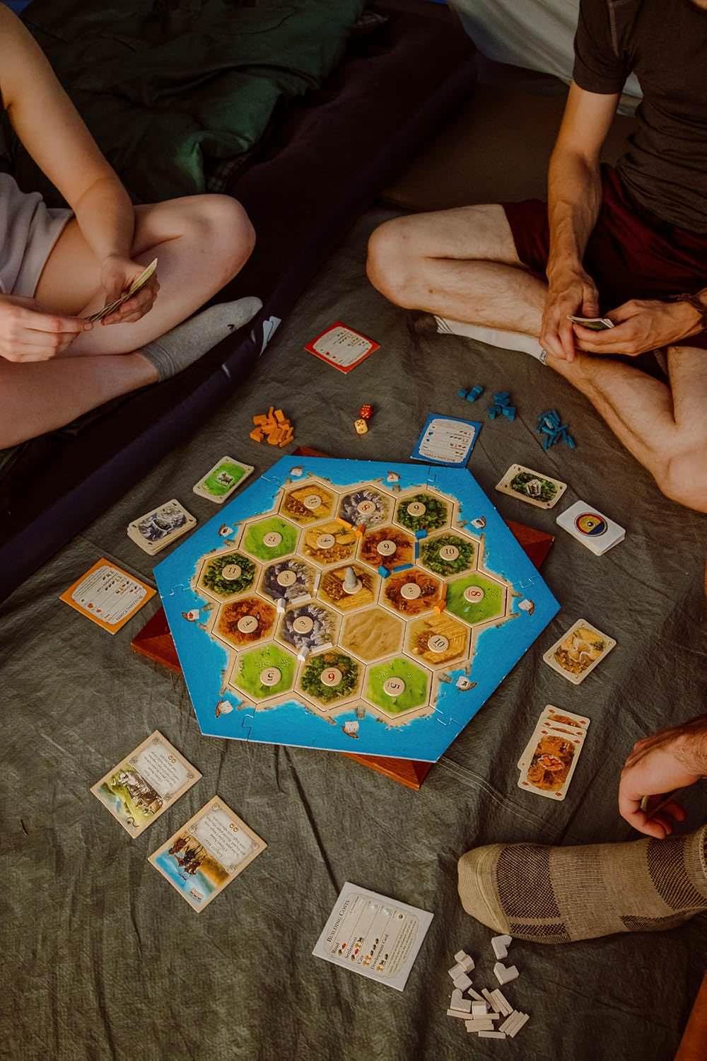 ボードゲーム CATAN基本セット CATAN 戦略性 高い 可変式 ゲームボード 六角形 地形タイル 木材 レンガ 羊毛 麦 鉱石 資源 取引 交渉 3-4人用 プレイ時間60-90分 対象年齢10歳以上 海岸フレームピース 港ピース 木製開拓地