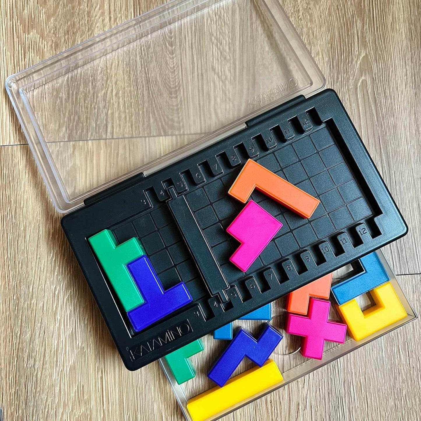 知育玩具 Katamino Pocket Gigamic 世界的に高評価 携帯用パズルゲーム コンパクトサイズ 500種類以上のチャレンジ 論理的思考力 空間認識能力 向上 12個カラフルなペンタミノピース 赤とマルーン色の小ピース 