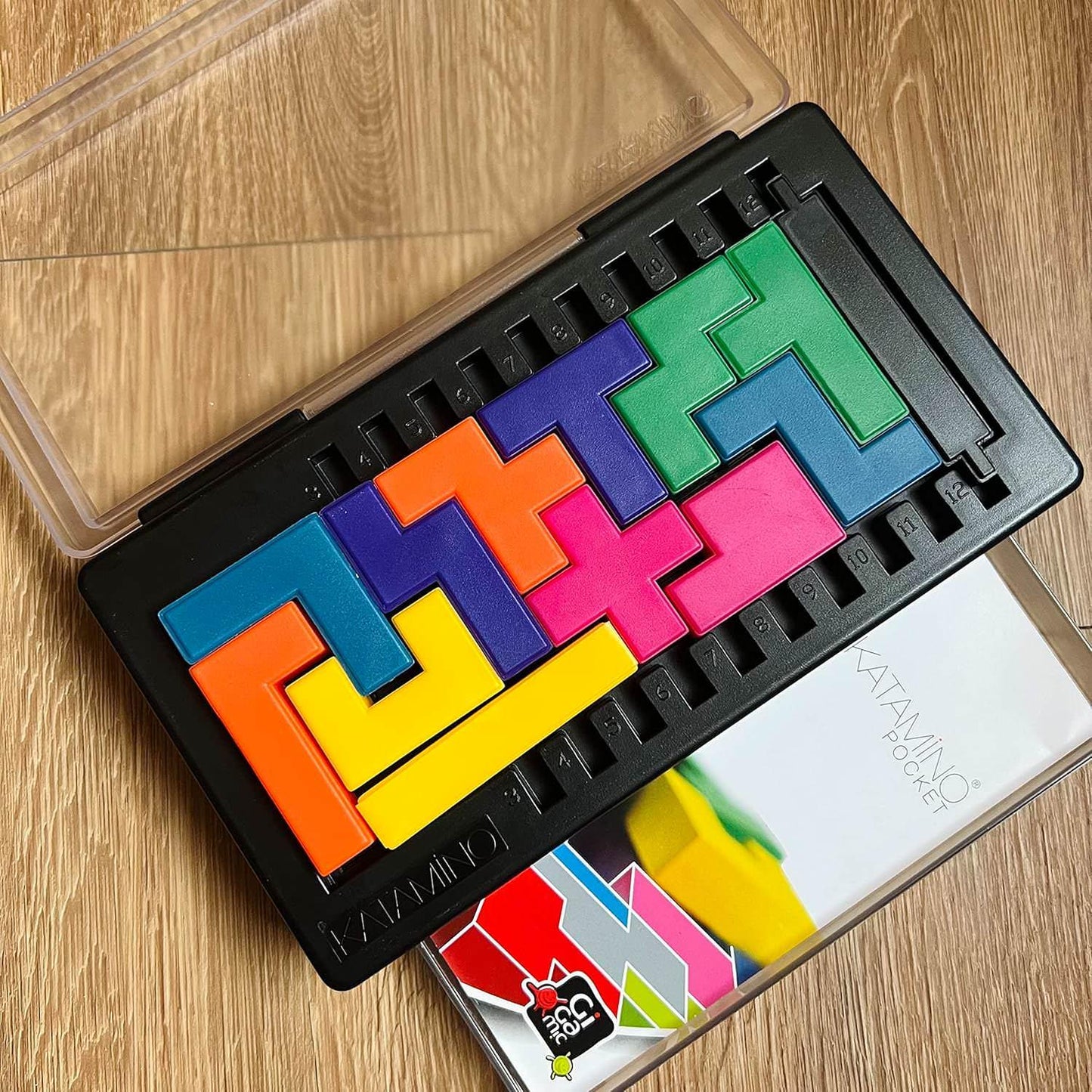知育玩具 Katamino Pocket Gigamic 世界的に高評価 携帯用パズルゲーム コンパクトサイズ 500種類以上のチャレンジ 論理的思考力 空間認識能力 向上 12個カラフルなペンタミノピース 赤とマルーン色の小ピース 