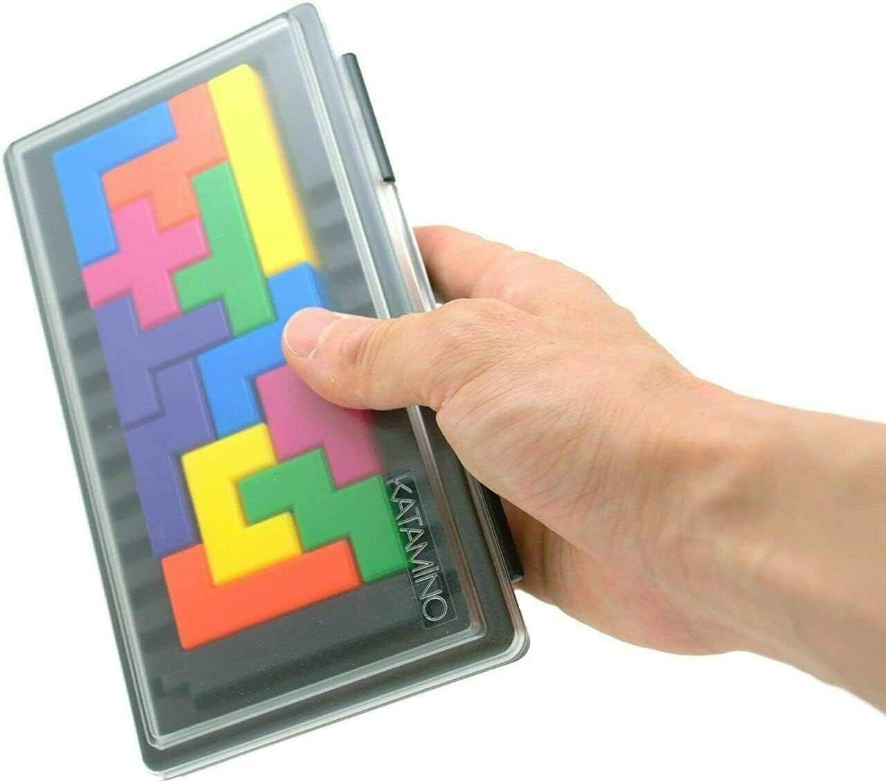 知育玩具 Katamino Pocket Gigamic 世界的に高評価 携帯用パズルゲーム コンパクトサイズ 500種類以上のチャレンジ 論理的思考力 空間認識能力 向上 12個カラフルなペンタミノピース 赤とマルーン色の小ピース 