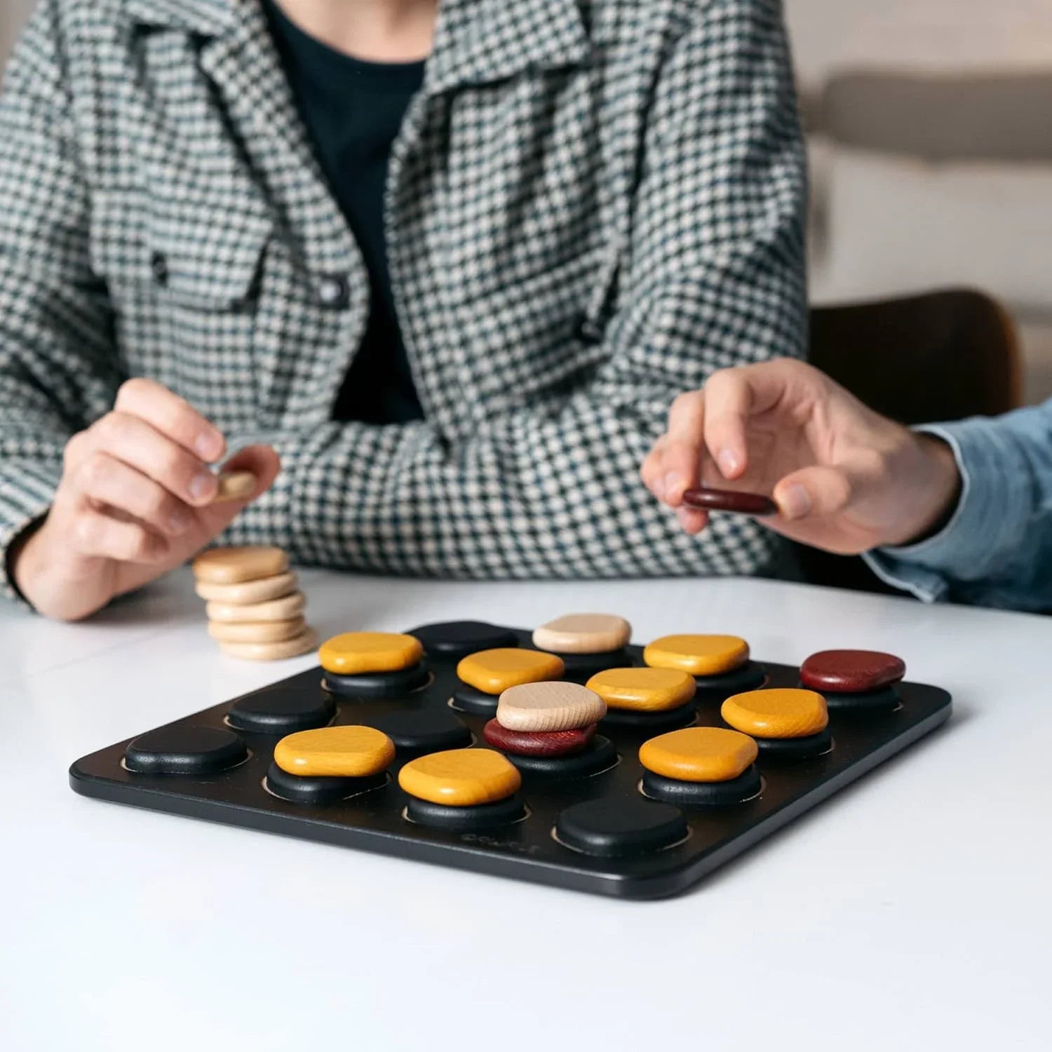 ボードゲーム Qawale Gigamic 身近な石の積み重ね着想 26×26cm木製ボード コンパクト高さ活かした戦略性 8歳以上短時間プレイ 気軽に始める対戦セット 8個小石ピース使用 奥深い連結パターン思考 