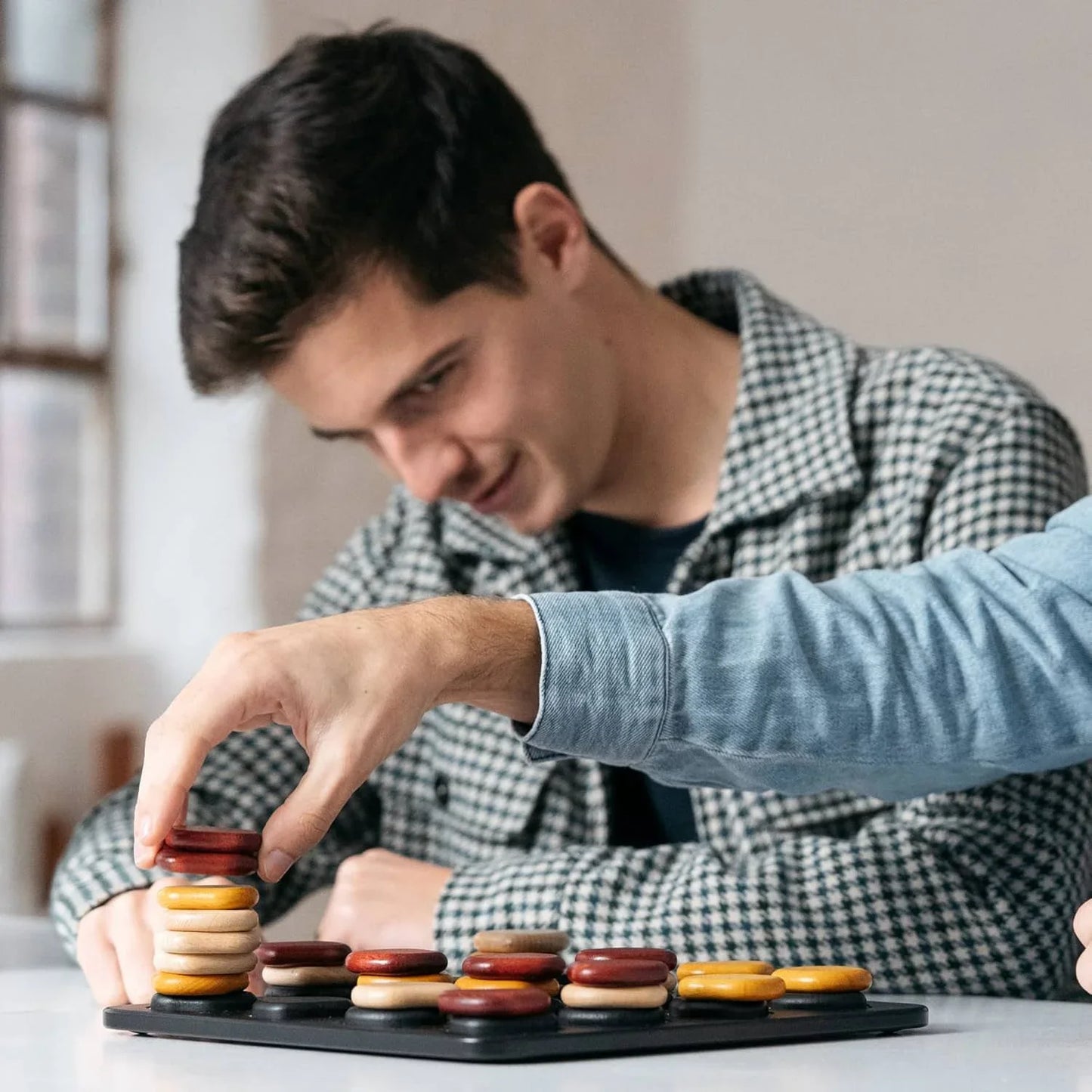ボードゲーム Qawale Gigamic 身近な石の積み重ね着想 26×26cm木製ボード コンパクト高さ活かした戦略性 8歳以上短時間プレイ 気軽に始める対戦セット 8個小石ピース使用 奥深い連結パターン思考 