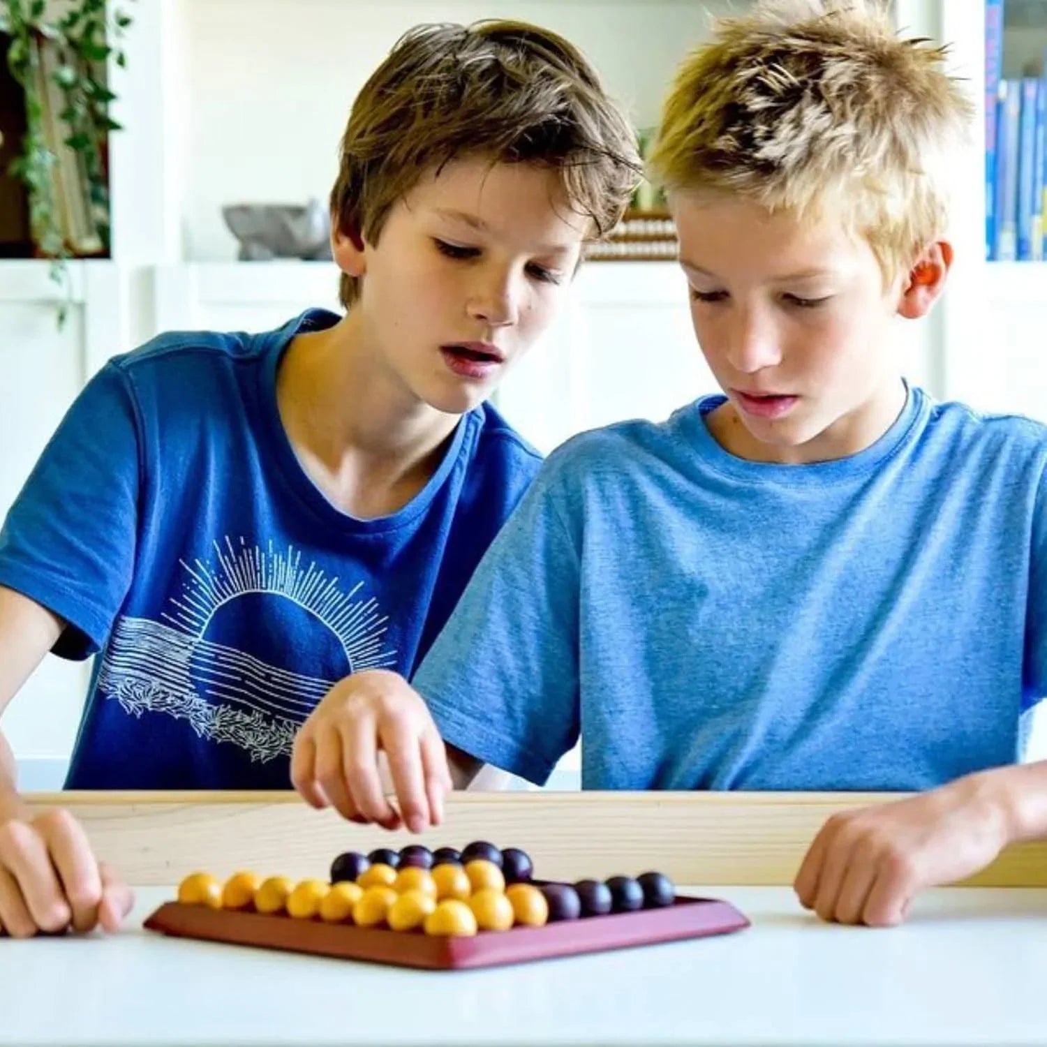 ボードゲーム Pylos Gigamic 木製ボード 立体ピラミッド構造 30個ボール 4×4 16窪み 簡単ルール 戦略的頭脳戦 ボール節約 戦略多彩 アドバンスドルール搭載 子供初心者対応 短時間ゲーム 世界評価受賞 上質デザイン 英語版 日本語説明書なし