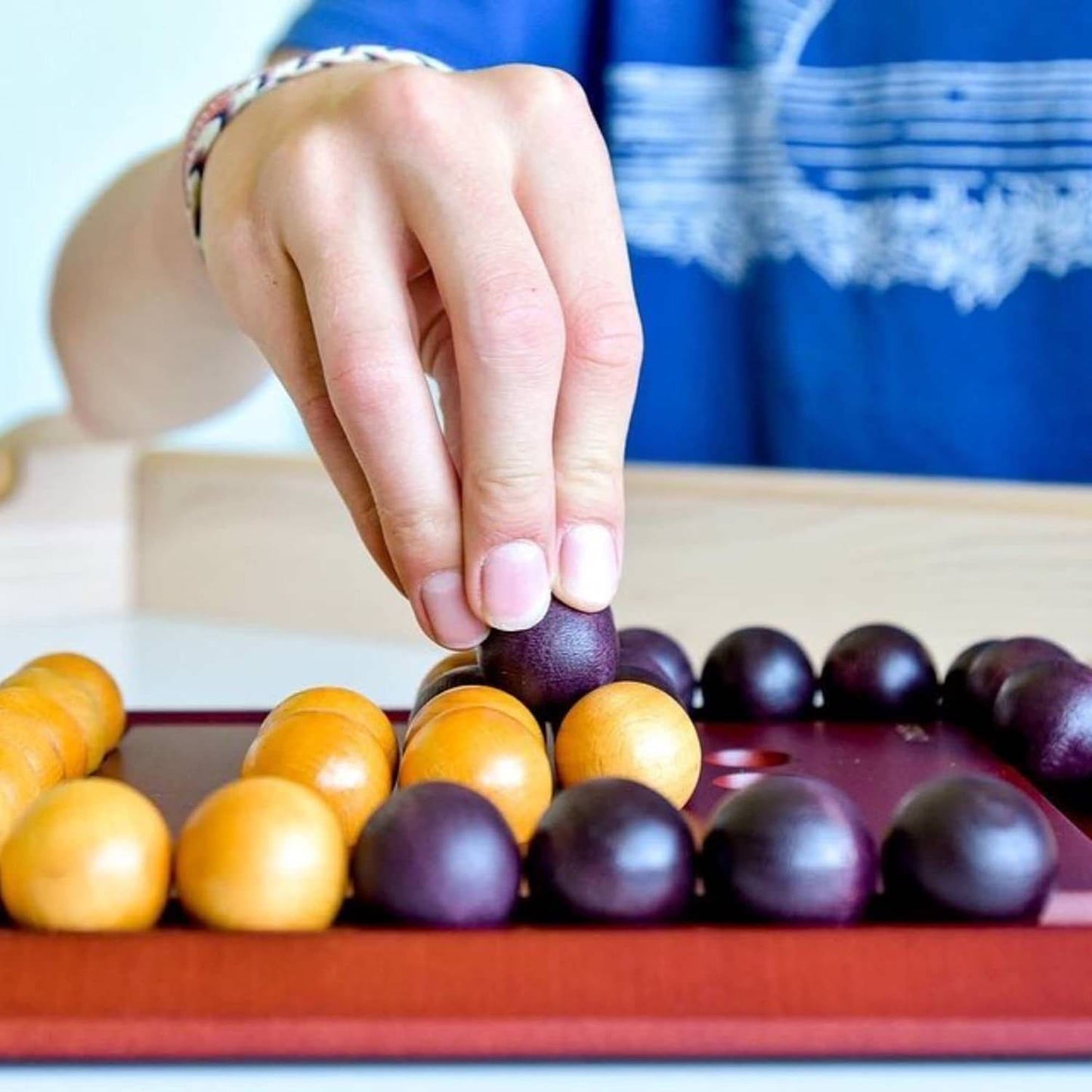 ボードゲーム Pylos Gigamic 木製ボード 立体ピラミッド構造 30個ボール 4×4 16窪み 簡単ルール 戦略的頭脳戦 ボール節約 戦略多彩 アドバンスドルール搭載 子供初心者対応 短時間ゲーム 世界評価受賞 上質デザイン