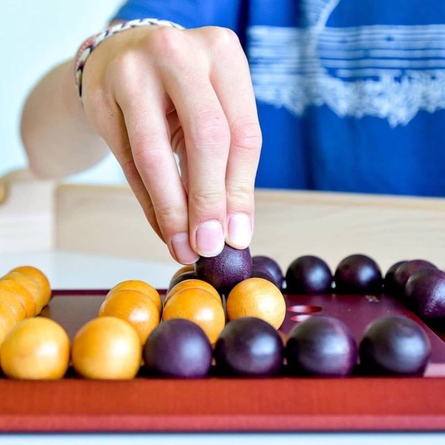 ボードゲーム Pylos Gigamic 木製ボード 立体ピラミッド構造 30個ボール 4×4 16窪み 簡単ルール 戦略的頭脳戦 ボール節約 戦略多彩 アドバンスドルール搭載 子供初心者対応 短時間ゲーム 世界評価受賞 上質デザイン