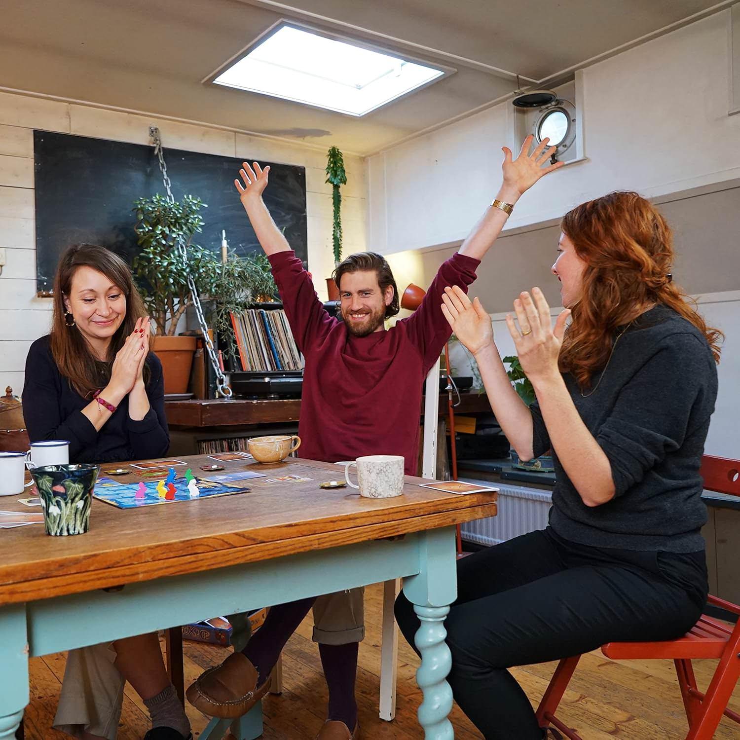 カードゲーム Dixit Quest 拡張パック ジャン＝ルイ・ルビラ レジス・ボネセ 新規イラストカード84枚収録 Dixit Odyssey Journey 組み合わせ可能 12人 プレイ可能 多彩なストーリーテリング 想像力を刺激する魅力の世界
