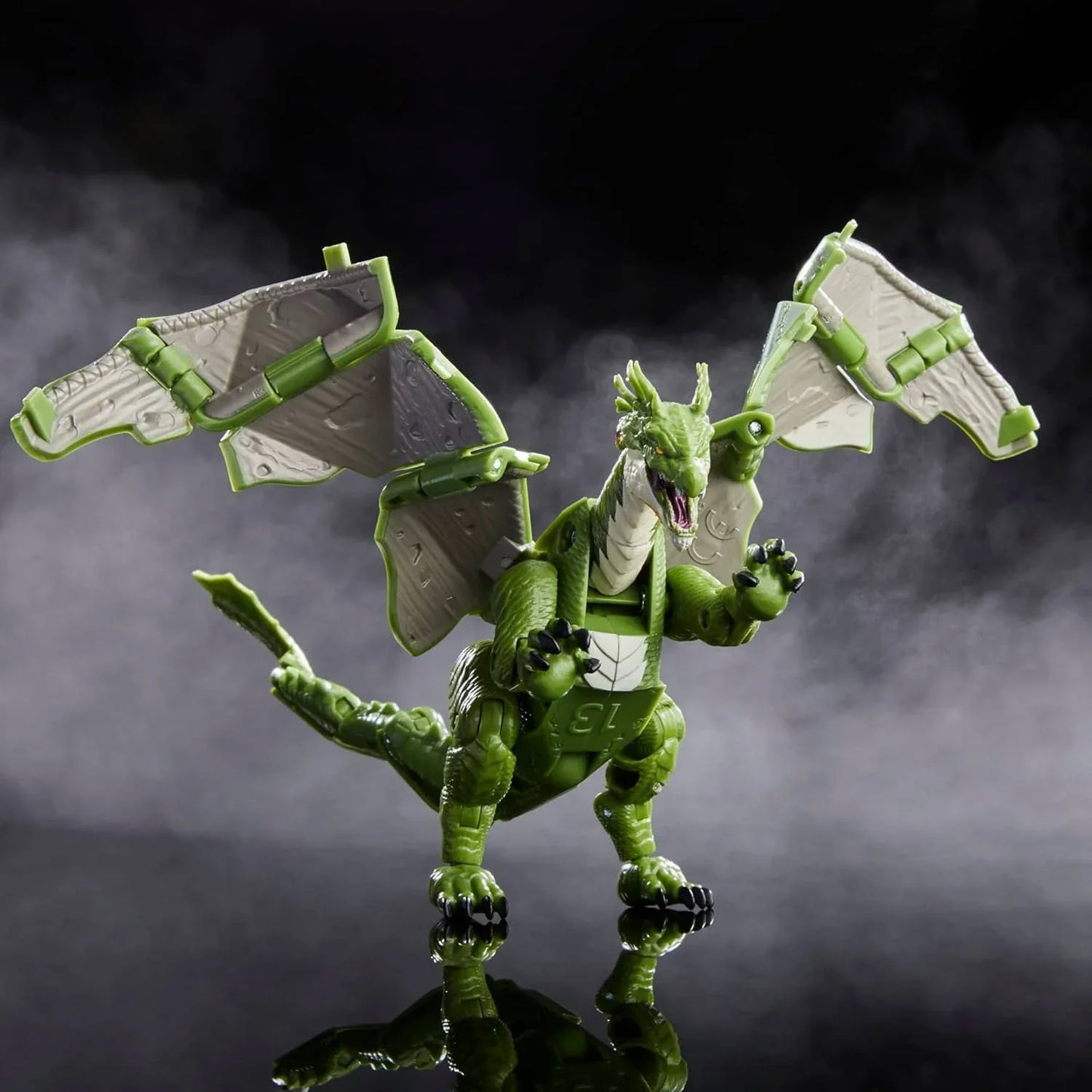 フィギュア ダンジョンズ＆ドラゴンズ ダイスリングス グリーンドラゴン Hasbro 伝説のd20が変形する革新的な8ステップアクション圧倒的な迫力と知性宿る深緑の鱗が魅せるテーブルトークRPGファンタジー冒険の象徴的アイテム 並行輸入品