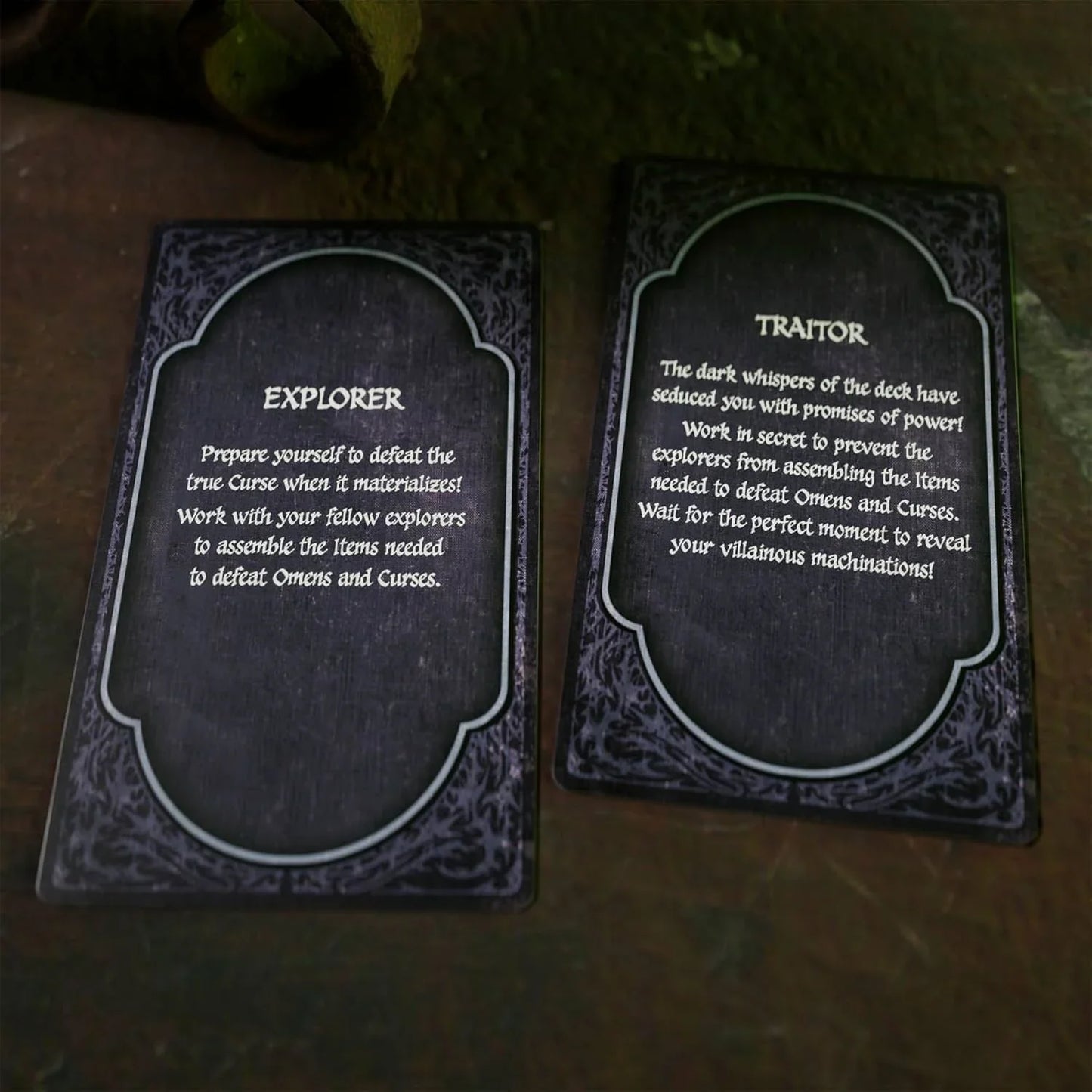 カードゲーム Betrayal Deck of Lost Souls ホラーテーマ タロットインスピレーション 裏切り者 協力型 戦略的ホラー 恐怖の世界 探検家 呪い オーメン アイテムカード 豊富なゲームコンポーネント 直感的ゲームプレイ 英語版 日本語説明書なし