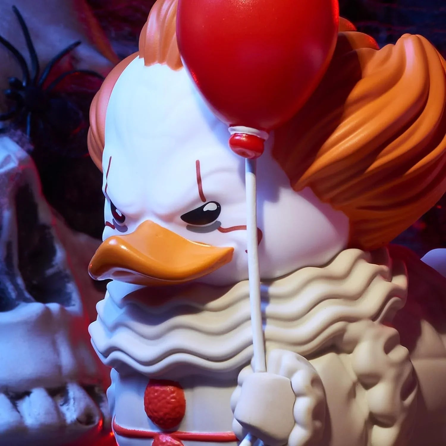 フィギュア Tubbz Horror It ペニーワイズ ボックスエディション Numskull Designs 高品質PVC素材製 赤い風船を持つ約9cmサイズの公式ライセンス商品 恐怖のピエロをアヒルスタイルで再現 恐怖と愛らしさの二面性を絶妙に表現 並行輸入品