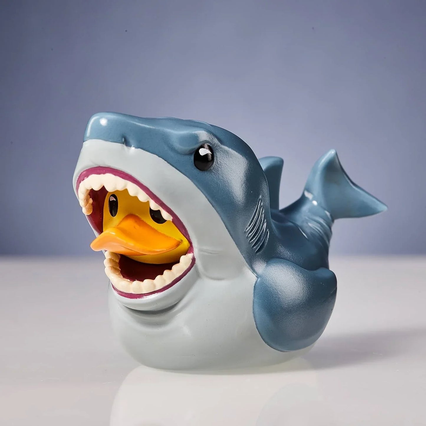フィギュア ジョーズ ブルース TUBBZ ミニエディション Numskull Designs コレクティブル公式ライセンス 海の捕食者コミカル再現 PVC素材ミニバスタブ入り 怪物ホホジロザメ 映画ファン必携 映画史伝説的名作1975年スピルバーグ監督作品 並行輸入品