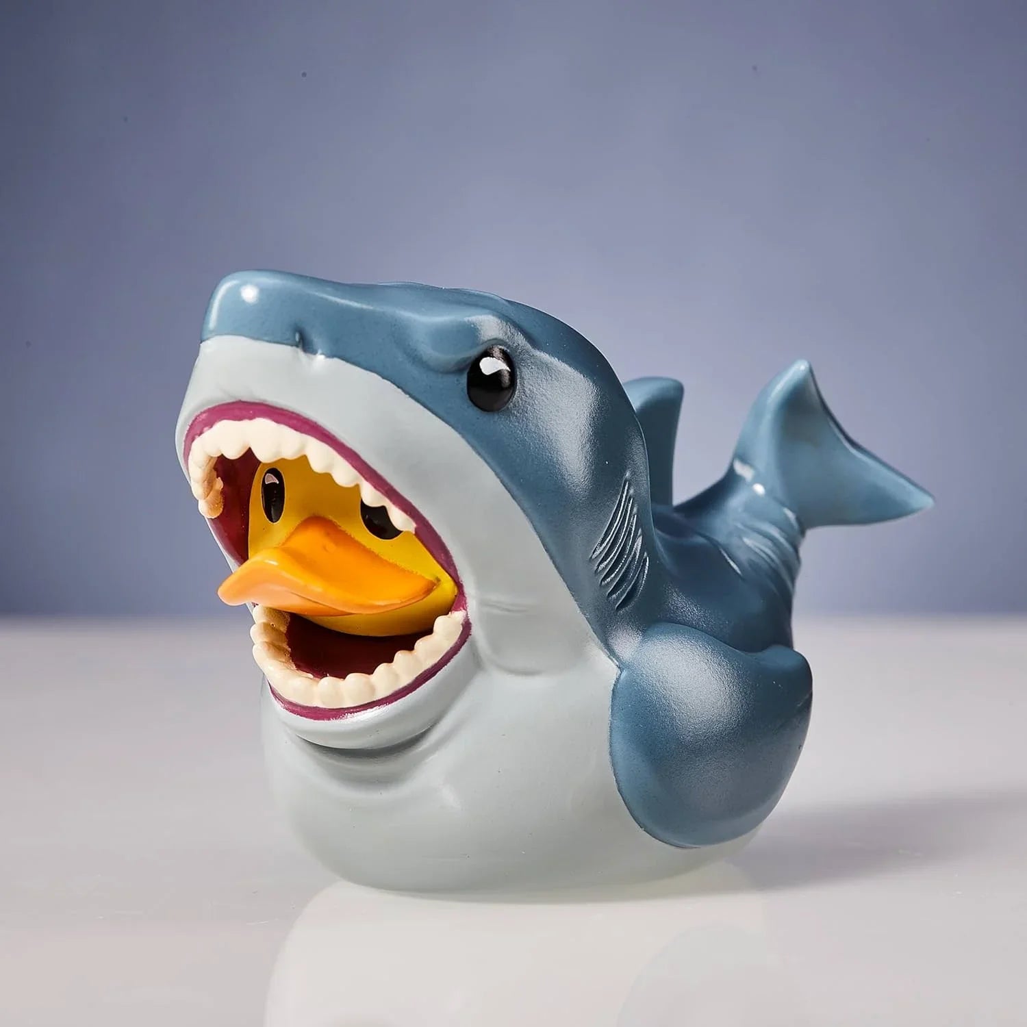 フィギュア ジョーズ ブルース TUBBZ ミニエディション Numskull Designs コレクティブル公式ライセンス 海の捕食者コミカル再現 PVC素材ミニバスタブ入り 怪物ホホジロザメ 映画ファン必携 映画史伝説的名作1975年スピルバーグ監督作品 並行輸入品