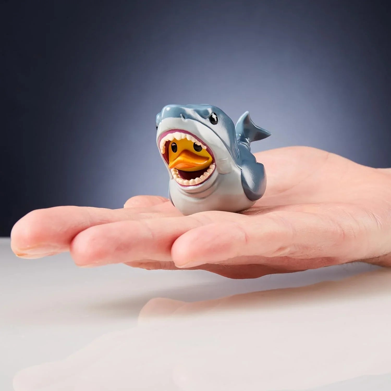 フィギュア ジョーズ ブルース TUBBZ ミニエディション Numskull Designs コレクティブル公式ライセンス 海の捕食者コミカル再現 PVC素材ミニバスタブ入り 怪物ホホジロザメ 映画ファン必携 映画史伝説的名作1975年スピルバーグ監督作品 並行輸入品
