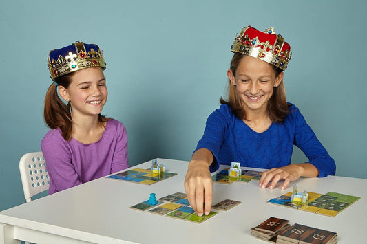 ボードゲーム Kingdomino キングドミノ ドミノを進化させた王国建設ゲーム 戦略的に地形を配置し得点を競う4つの3Dキャッスル48枚ドミノ木製キングトークン付き ゲーム時間約15分対象年齢8歳以上 プレイ人数2から4人 英語版 日本語説明書なし