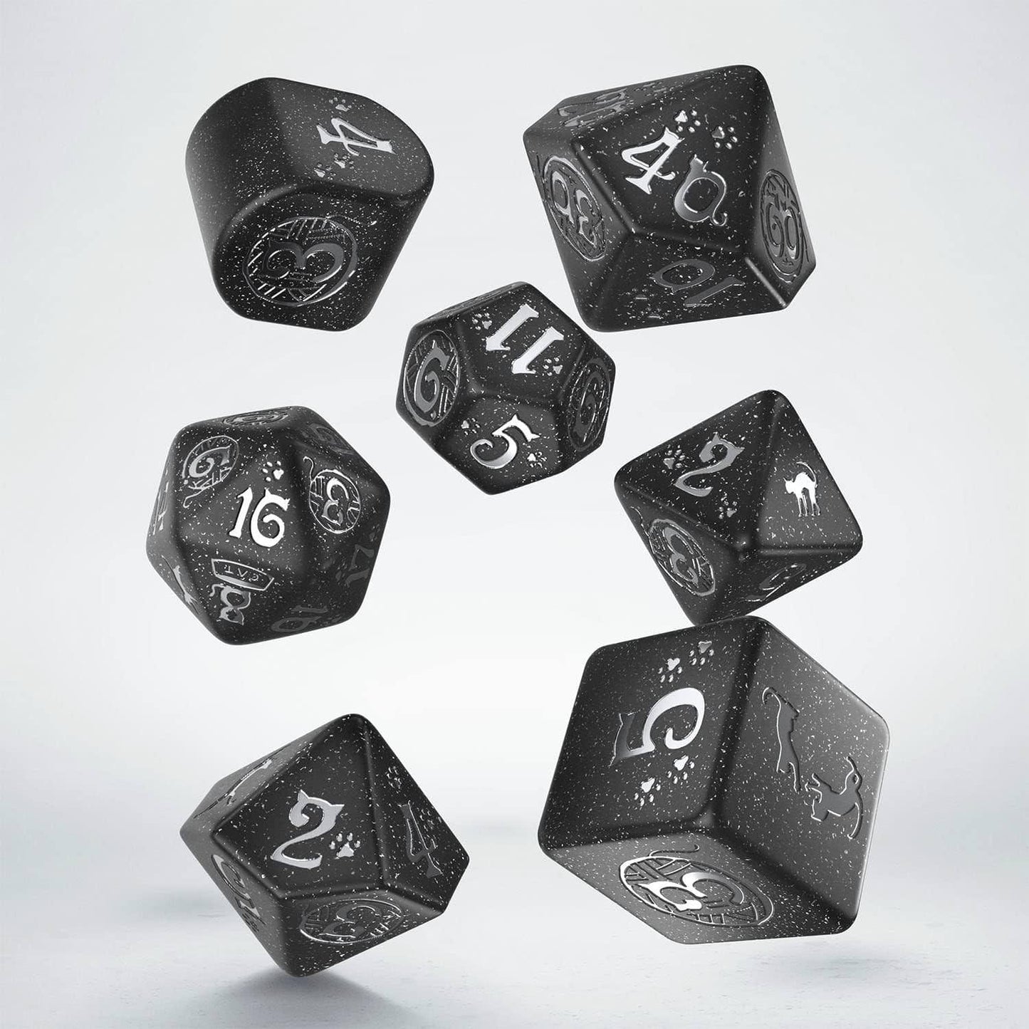 テーブルトップRPG ダイスセット Q-Workshop CATS Modern 7-Dice Set Waffle 夜空漆黒グリッターダスト輝く猫モチーフ彫刻マットシルバー猫足跡猫日常仕草猫小道具猫テーマ個性豊か 最高面猫リラックスポーズ 不思議な力英語版 日本語説明書なし