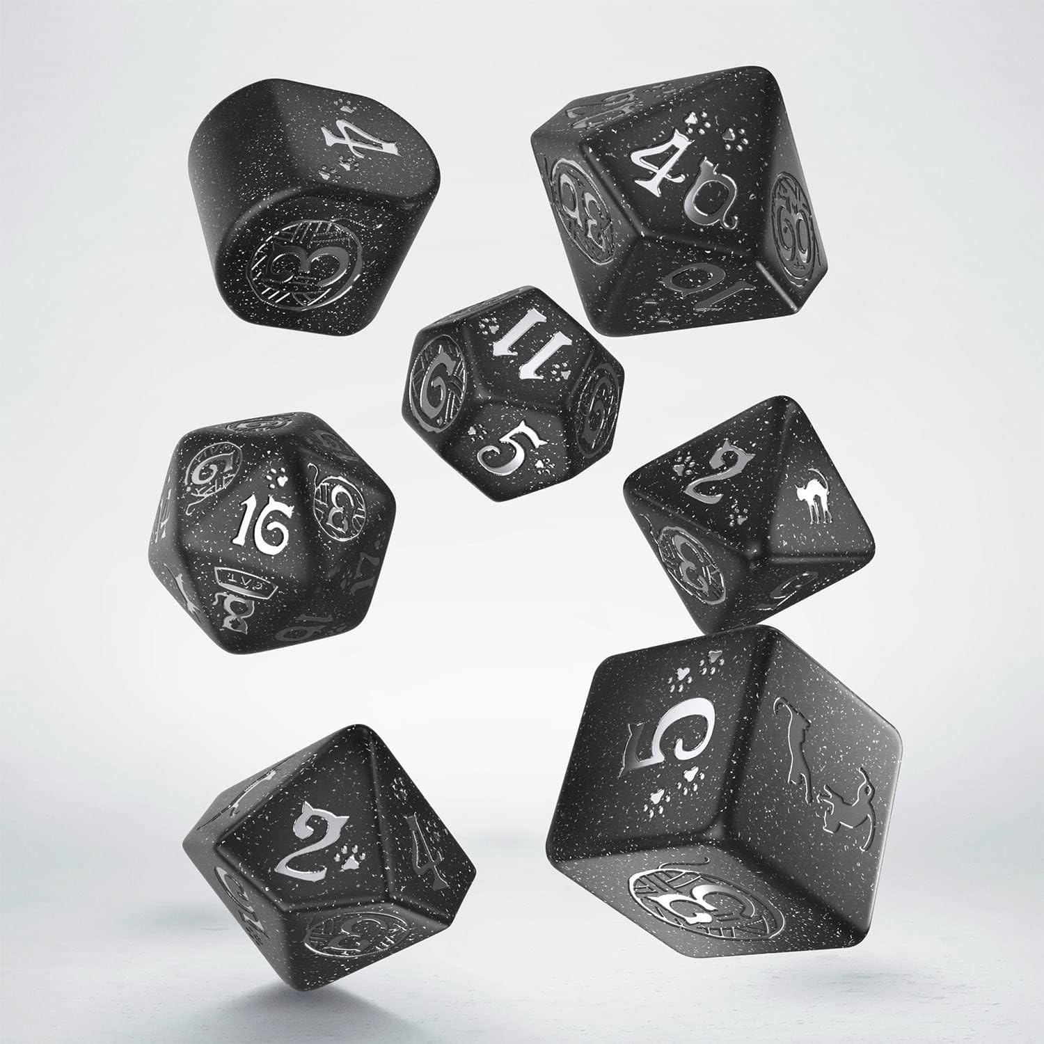 テーブルトップRPG ダイスセット Q-Workshop CATS Modern 7-Dice Set Waffle 夜空漆黒グリッターダスト輝く猫モチーフ彫刻マットシルバー猫足跡猫日常仕草猫小道具猫テーマ個性豊か 最高面猫リラックスポーズ 不思議な力英語版 日本語説明書なし