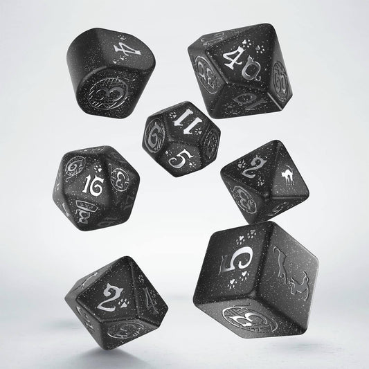 テーブルトップRPG ダイスセット Q-Workshop CATS Modern 7-Dice Set Waffle 夜空漆黒グリッターダスト輝く猫モチーフ彫刻マットシルバー猫足跡猫日常仕草猫小道具猫テーマ個性豊か 最高面猫リラックスポーズ 不思議な力英語版 日本語説明書なし