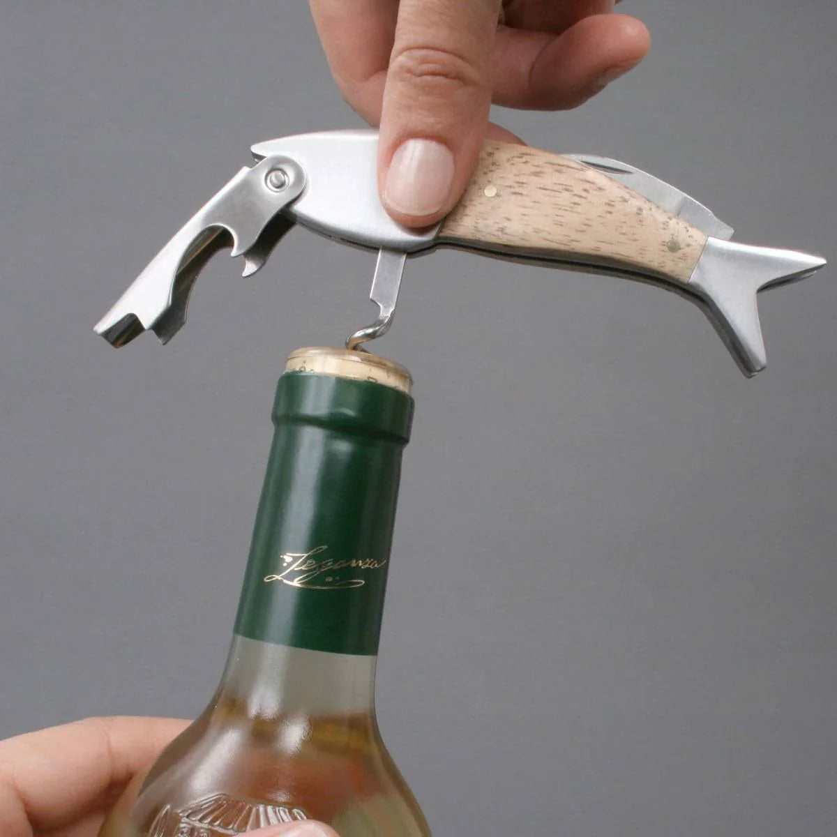 コルクスクリュー Kikkerland ライトウッド フィッシュ ワインオープナー 魚型デザイン 多機能コルク抜き ホイルカッター付き ステンレススチール製 木製ハンドル コンパクト 軽量 持ち運びやすい 約130g ユニークで実用的な３WAY仕様