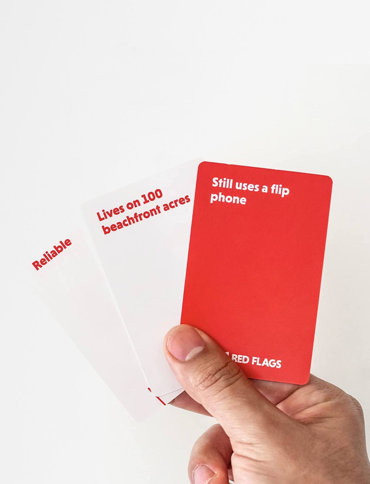 パーティーゲーム Red Flags レッドフラッグス Jack Dire Studios ユニークなひどいデート競うカードゲーム 3-10人向け 大人用 笑いと会話盛り上げる創造性と説得力融合 駆け引き心理戦 重さ0.610g 持ち運び便利 コンパクトサイズ 英語版 日本語説明書なし