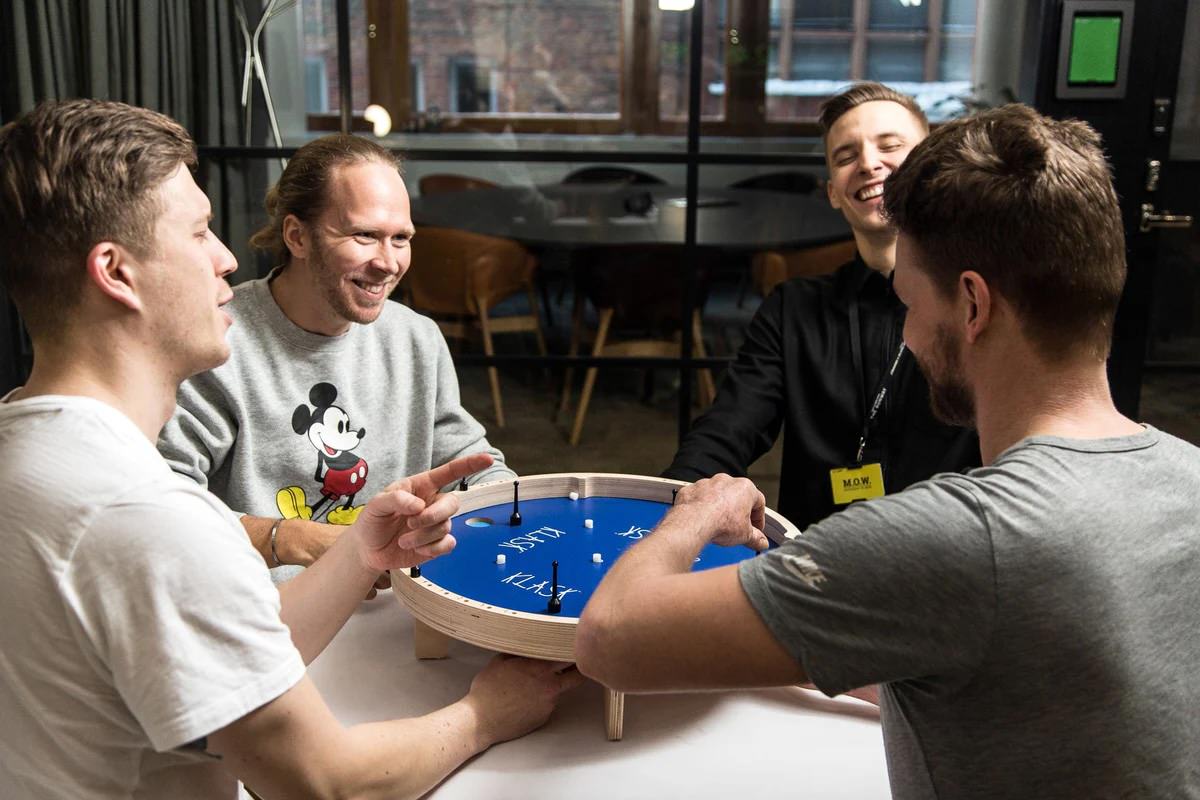 ボードゲーム KLASK 4 Player デンマーク家具職人デザイン 磁石バトル 4人同時対戦可能 ストライカー操作 簡単セットアップ 白熱アクション 戦略性抜群 家族友人集団で盛り上がる仕様 プレイ時間約10分 並行輸入品 日本語説明書なし