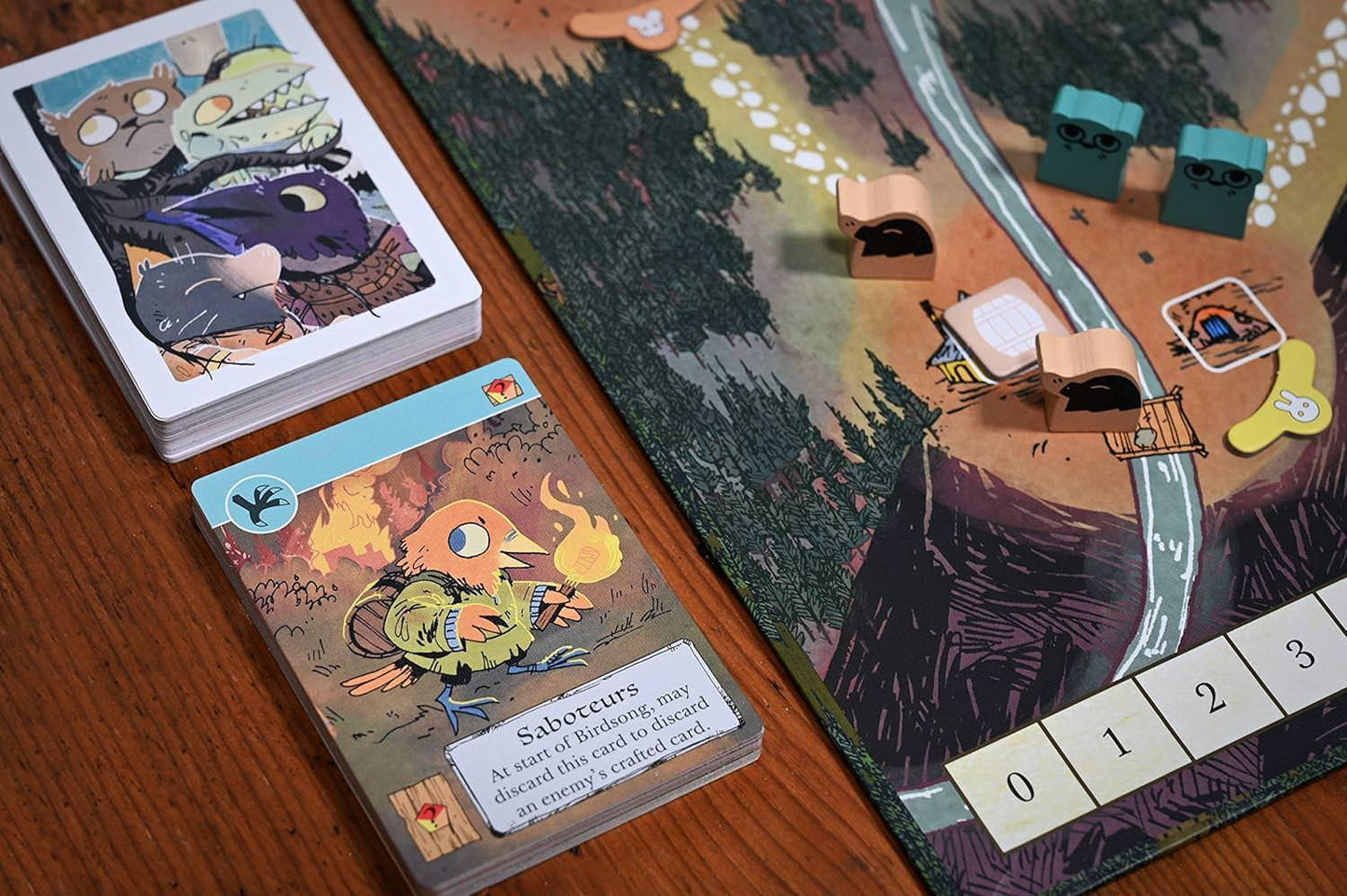ボードゲーム Root Exiles and Partisans デッキ ボードゲーム愛好家向け 非対称戦略拡張デッキ 新たな派閥とカード追加 戦略プレイ 家族友人 集まり ゲームナイト 最適 非対称ゲーム魅力 笑い声 緊張感 戦略的思考 