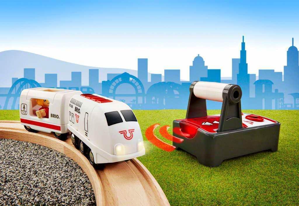 知育玩具 BRIOリモートコントロールトラベルトレイン 33510 BRIO 36か月以上対応 木製レール遊び対応 高品質耐久性安全設計 操作簡単前進後退ライトサウンド搭載 複数周波数切替可能 互換性IKEA無印良品対応 手先運動能力向上想像力育成