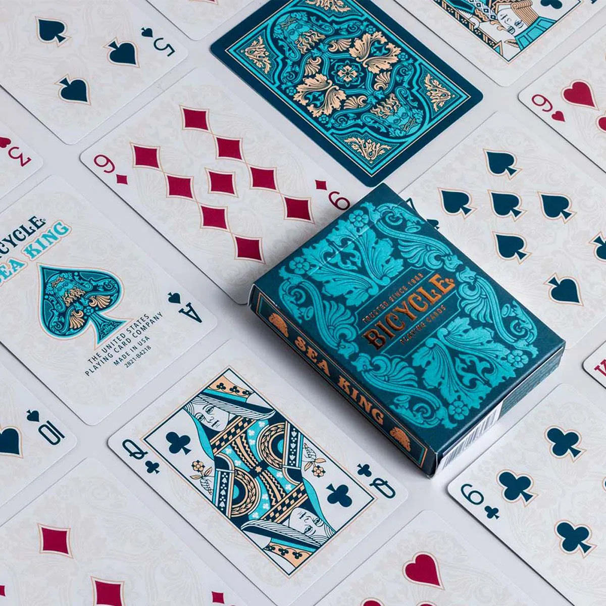 トランプ Bicycle Sea King Playing Cards 海洋テーマ クラーケン 灯台 54枚 プラスチック製 防水性 耐久性 ポーカー ラミー ソリティア スペード 88 x 63mm 国際標準 ポーカーサイズ 青 青緑色 複雑精巧デザイン