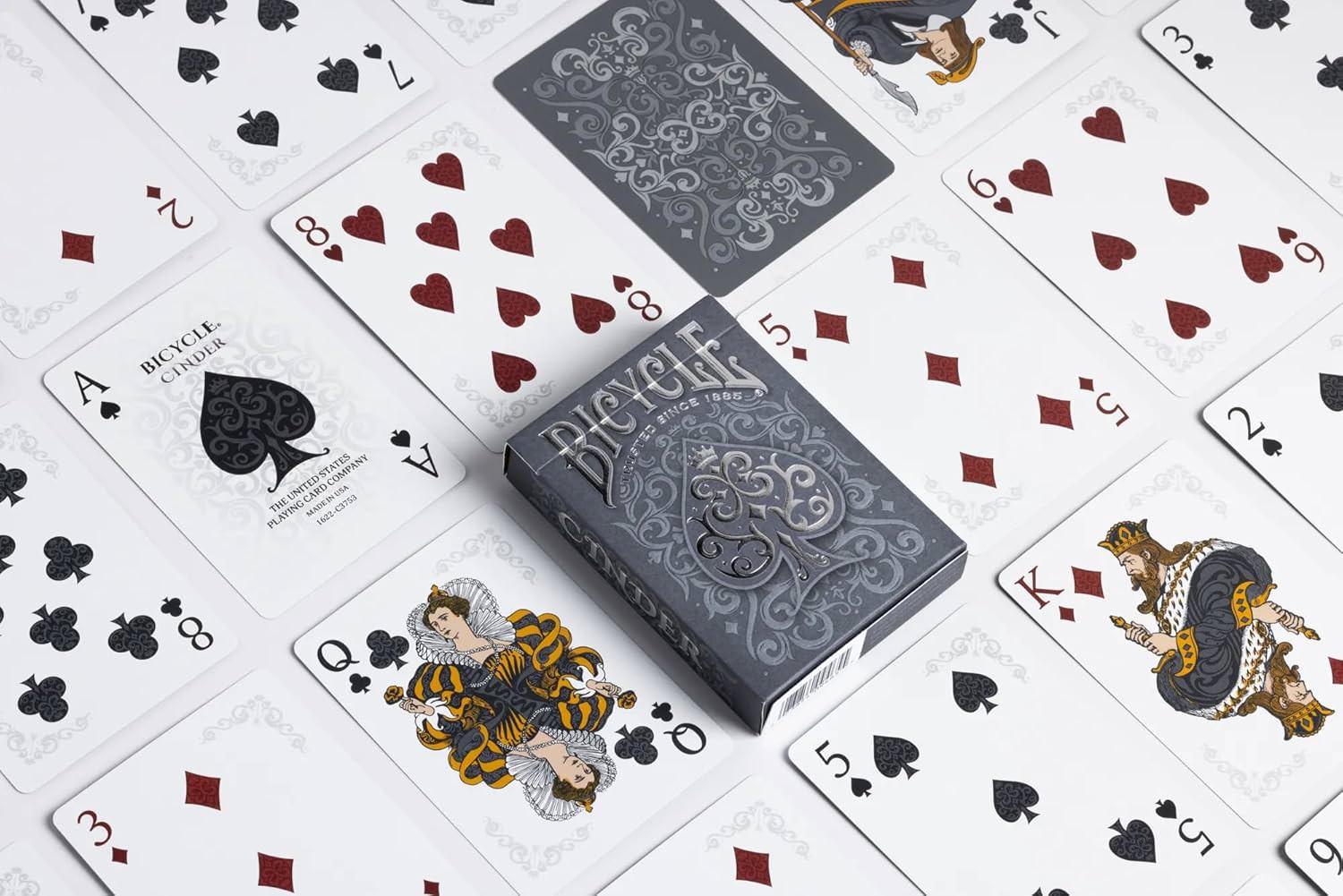 トランプカード Bicycle Cinder Premium Playing Cards Silver Smoke Foil 神秘的煙モチーフ美しいデザイン プレミアムデック シルバーフォイル装飾 エンボス加工 Air-Cushion Finish アメリカ製品質 カスタムデザイン絵札