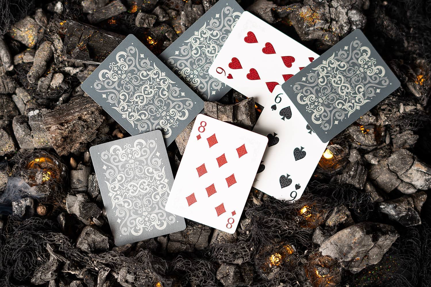 トランプカード Bicycle Cinder Premium Playing Cards Silver Smoke Foil 神秘的煙モチーフ美しいデザイン プレミアムデック シルバーフォイル装飾 エンボス加工 Air-Cushion Finish アメリカ製品質 カスタムデザイン絵札