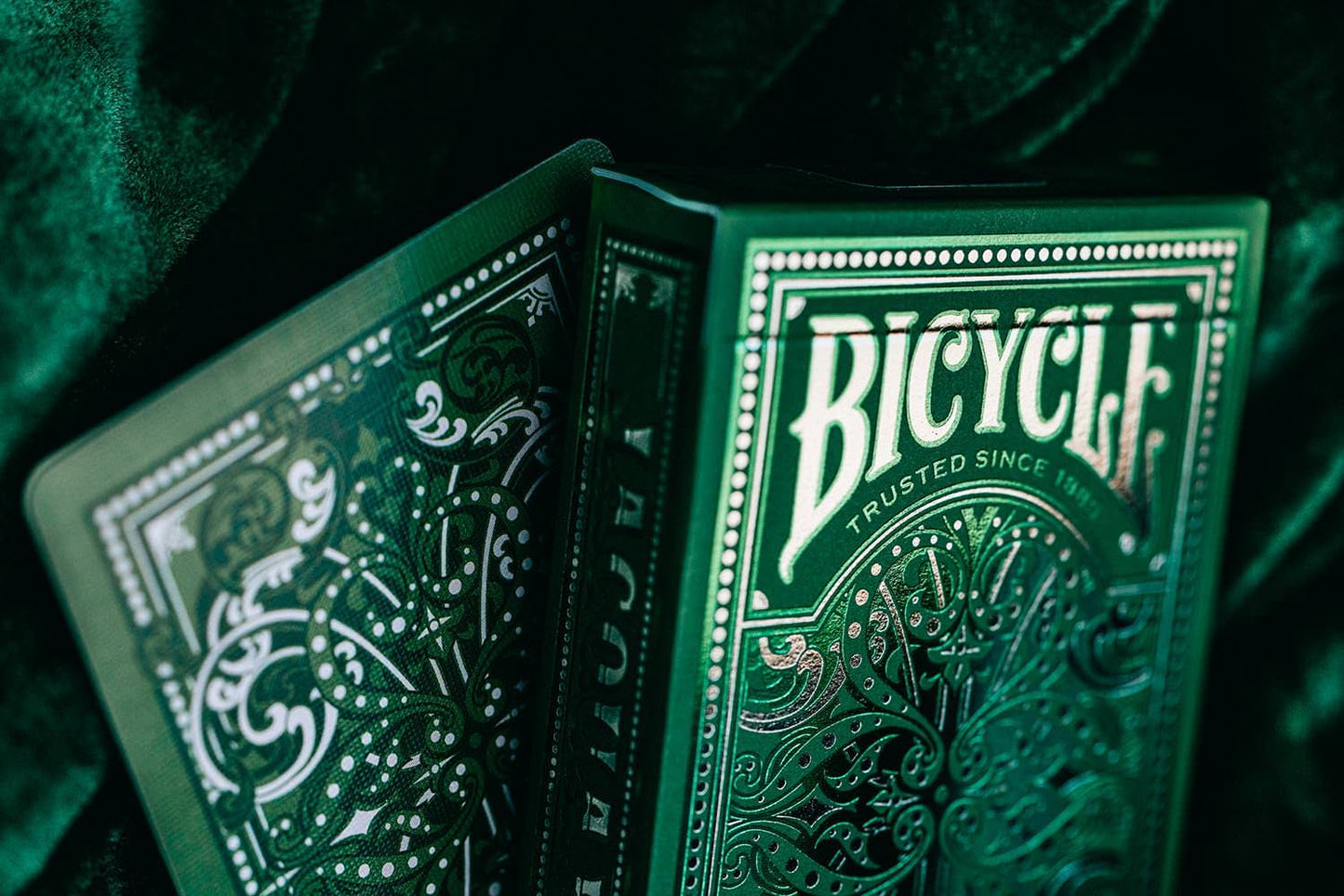 プレイングカード Bicycle Jacquard Premium Playing Cards Silver and Emerald Green エアクッションフィニッシュ加工 54枚デッキ ポーカーサイズ 織物模様デザイン 箔加工ディテール 植物由来非毒性インク