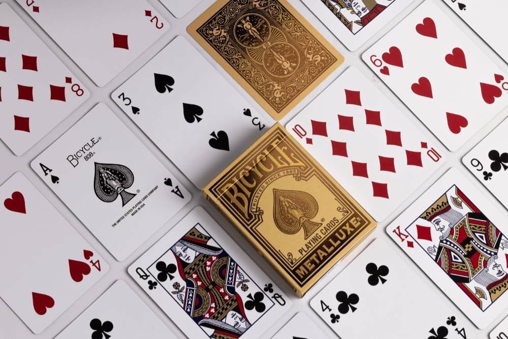 トランプ Bicycle Metalluxe Gold Playing Cards Premium Metal Foil MetalLuxe技術 金属箔仕上げ 耐久性 輝き プレミアム カードゲーム ポーカー ブラックジャック クレイジーエイト ゴールドフィッシュ マジックトリック