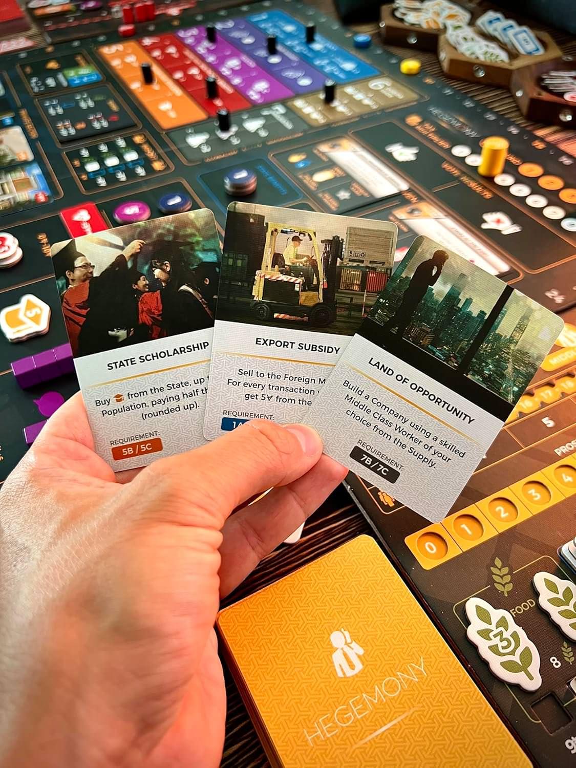 ボードゲーム Hegemony ヘゲモニー 非対称政治経済カードドリブンゲーム 社会多層構造再現 労働者階級 中産階級 資本家階級 国家担当 戦略的選択 投票政策ゲーム 複雑インタラクティブ プレイ90分以上英語版 日本語説明書なし