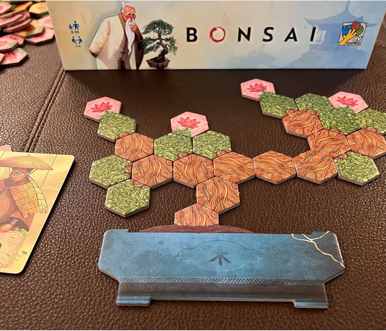 ボードゲーム タイル配置戦略 Bonsai 盆栽 DV Games 日本伝統美意識現代ゲームデザイン融合 瞑想栽培アクションシステム 1-4人用 40分 ソロプレイ対応 ヘックスタイル配置育成 木材葉花果実成長ルール