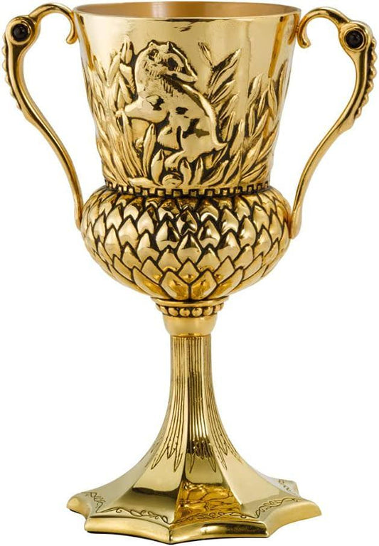 魔法グッズ ヘルガ ハッフルパフのカップ Noble Collection 公式ライセンス ホークラックス 完全再現 金色 彫刻入り ホグワーツ 創設者 ハッフルパフ寮 アナグマ 紋章 高さ約135ミリ ベルベット底部 ディスプレイ仕様 コレクション向け 並行輸入品