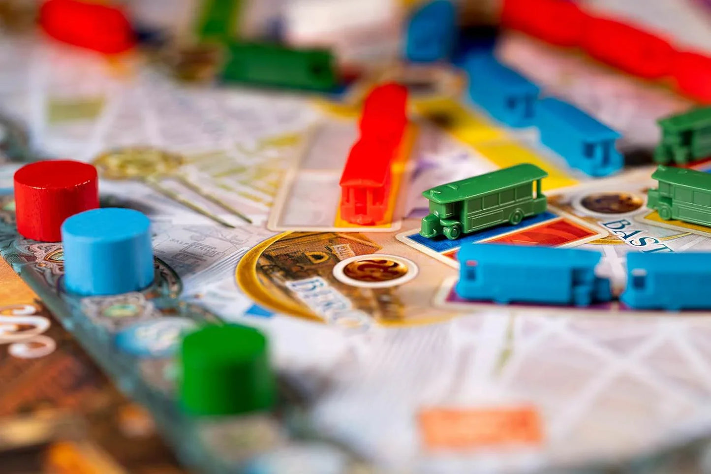 ボードゲーム Ticket to Ride Paris Cities テンポ良い戦略的プレイ 完全版英語版 1920年代パリ街歩き 主要観光地ルート構築 バスネットワーク設計 青白赤カード活用 ボーナスポイント獲得 家族友人団らん向け 2-4人用 