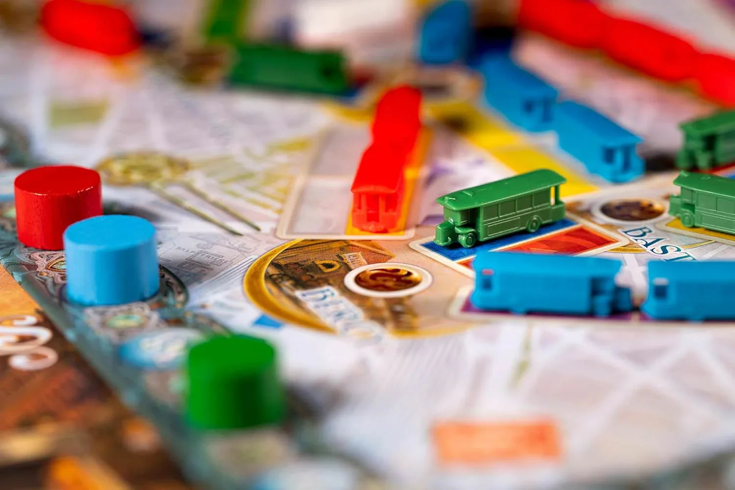 ボードゲーム Ticket to Ride Paris Cities テンポ良い戦略的プレイ 完全版英語版 1920年代パリ街歩き 主要観光地ルート構築 バスネットワーク設計 青白赤カード活用 ボーナスポイント獲得 家族友人団らん向け 2-4人用 
