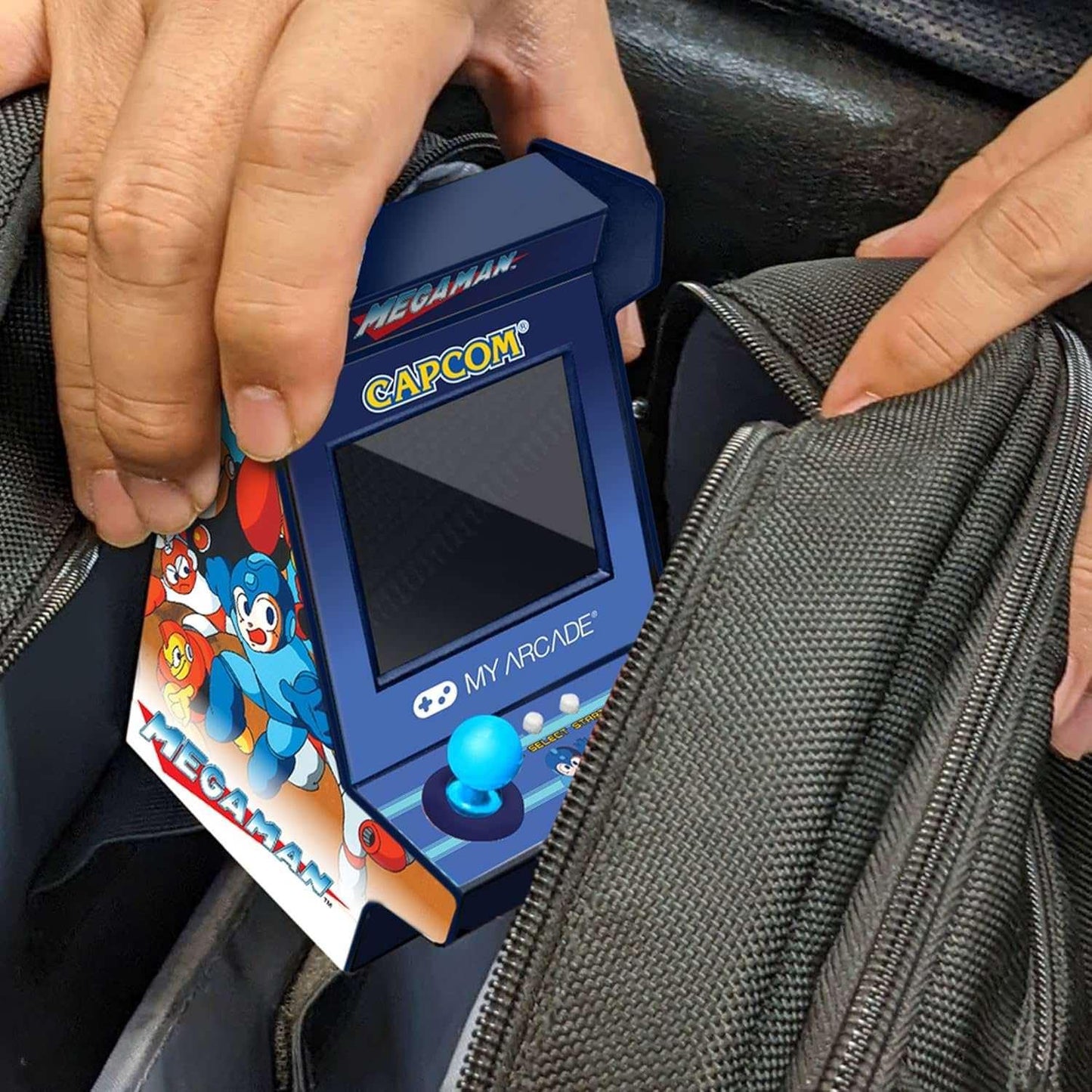 ゲーム機 マイアーケード メガマン ナノプレイヤープロ ロックマン 公式ライセンス 全6作品収録 ミニアーケード筐体 コンパクトサイズ 2.4インチフルカラーディスプレイ バリアブルウェポンシステム 搭載 携帯便利 USB-C対応 並行輸入品