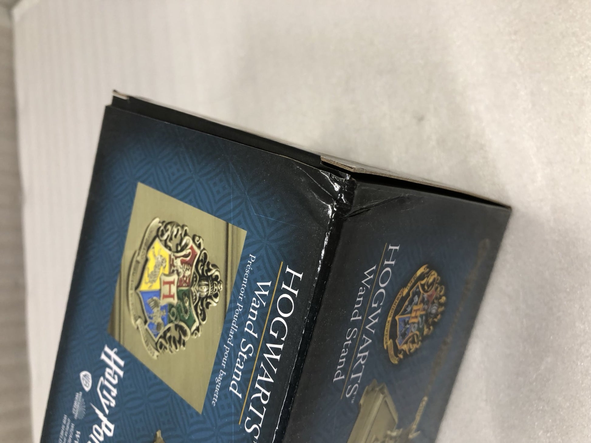 ホグワーツ魔法杖スタンド ホグワーツ魔法魔術学校モチーフ ダイキャストメタル製 ゴールドカラー コレクターズアイテム 翼を持つ像2体 魔法杖用スペース付き ハリー・ポッター限定アイテム