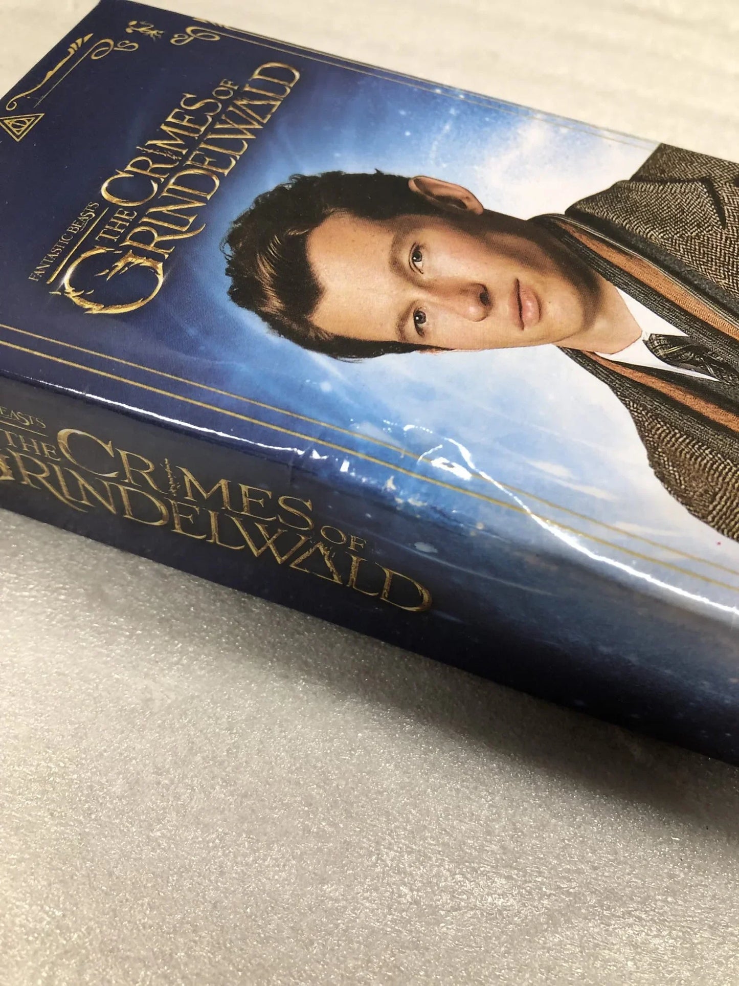 ワンド ファンタスティック・ビースト Theseus Scamander 公式レプリカ 樹脂製 約35センチメートル コレクターズボックス付き プラム色フェイクレザー ブラックベルベット 高級感 ゴールド装飾 優美 ディスプレイボックス並行輸入品