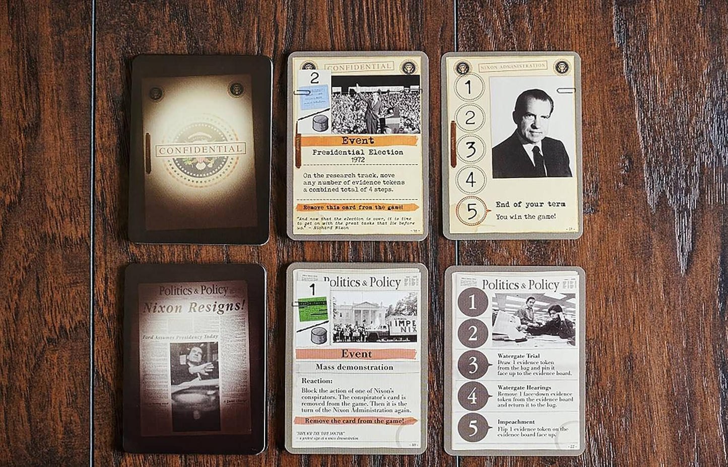 ボードゲーム Watergate 水門事件 政治スキャンダル 再現 二人用戦略ゲーム Capstone Games Matthias Cramer デザイナー カード駆動型 証拠ウェブ 証拠トラック モメンタム イニシアチブ ハンドマネジメント 英語版 日本語説明書なし