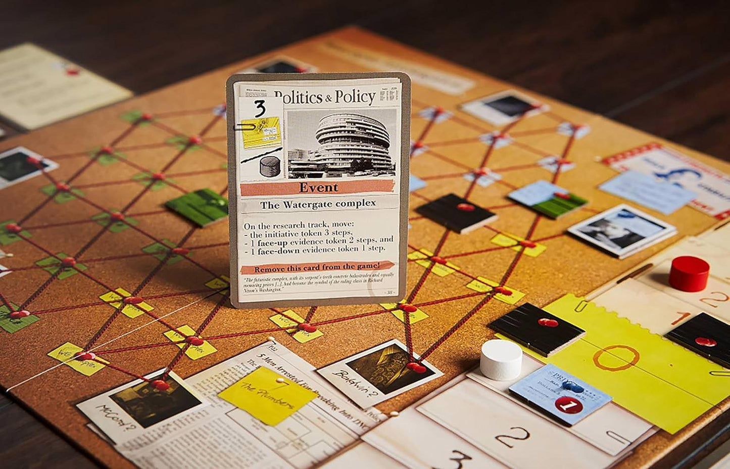 ボードゲーム Watergate 水門事件 政治スキャンダル 再現 二人用戦略ゲーム Capstone Games Matthias Cramer デザイナー カード駆動型 証拠ウェブ 証拠トラック モメンタム イニシアチブ ハンドマネジメント 英語版 日本語説明書なし