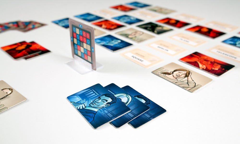 ボードゲーム Codenames コードネーム スパイテーマ 戦略的チーム対抗ゲーム 創造性と連想力が試される 5×5カード 25枚コードネーム使用 赤青二大チーム対戦 スパイマスター機能 ヒント単語推測方式 