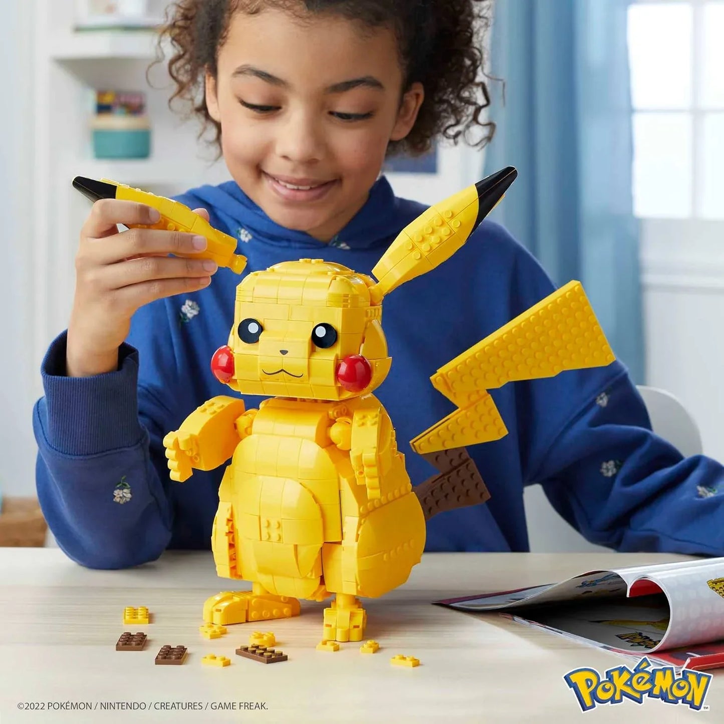 ポケモン MEGA Pokemon Jumbo Pikachu Construction Setポケモン界の人気者 ピカチュウフィギュア 825ピース 32cmビッグサイズ 鮮やかな黄色ボディ 赤い頬 稲妻形尻尾 可動式ブロックセット 任天堂ゲームフリーク知育玩具 並行輸入品