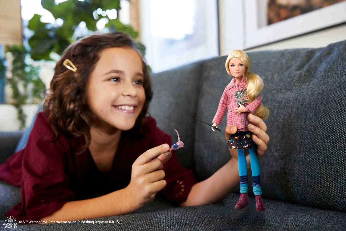 フィギュア ルーナ・ラブグッド 魔法界の個性派ヒロイン Mattel ハリー・ポッターシリーズ 約25cm 可動式 ピンクツイードジャケット 宇宙柄スカート タイツ ピンクスニーカー クィブラー雑誌 スペクトルスペックス 魔法の杖付き 並行輸入品